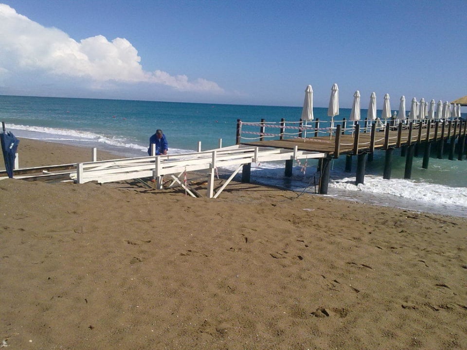 Reperaturarbeiten am Steg Blue Waters Club
