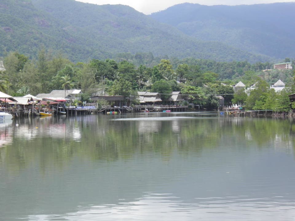 Blick von der Flußmündung zum Hotel Aana Resort