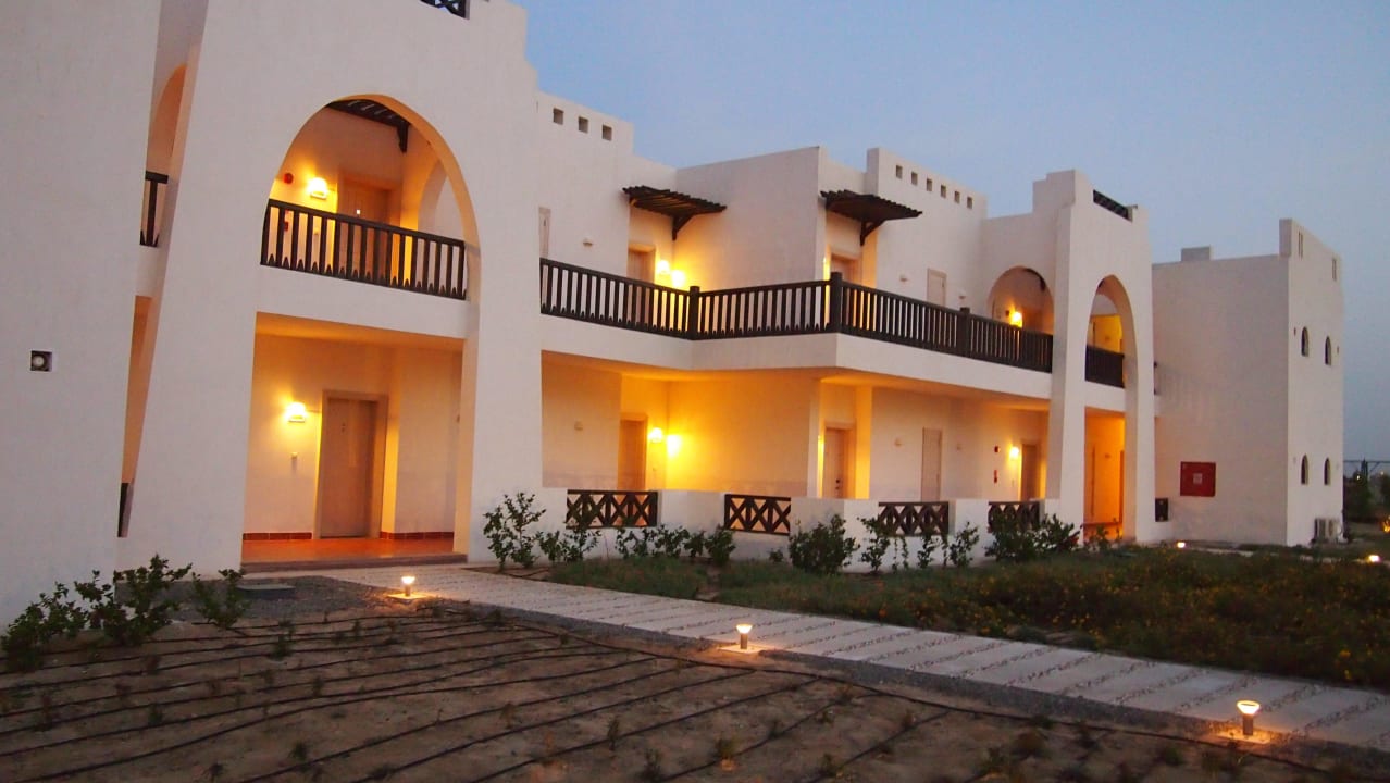 Schön beleuchet Hilton Marsa Alam Nubian Resort