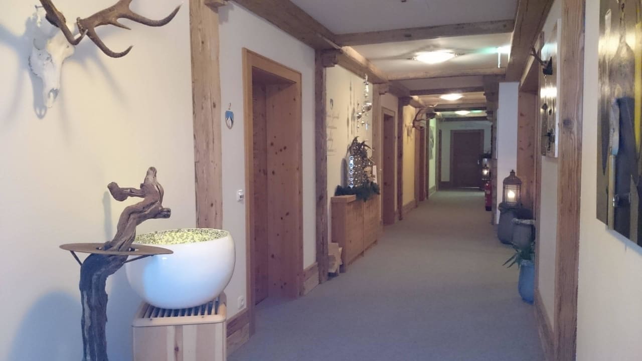 Gang zu den Suiten Wedelhütte Hotel & Chalet