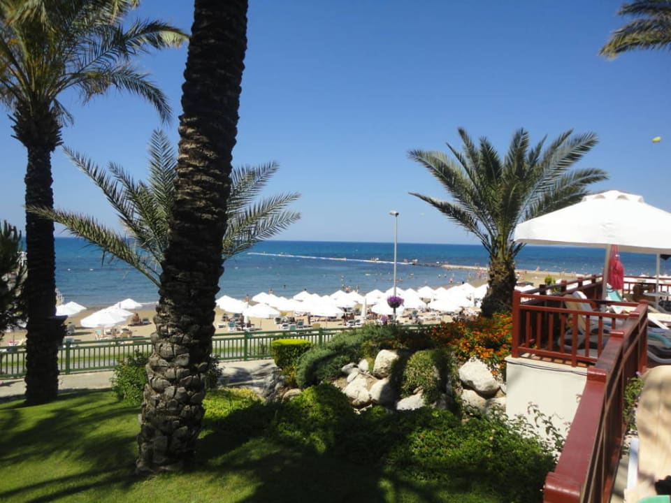 Vom Liegeplatz am Pool zum Strand PALOMA Perissia