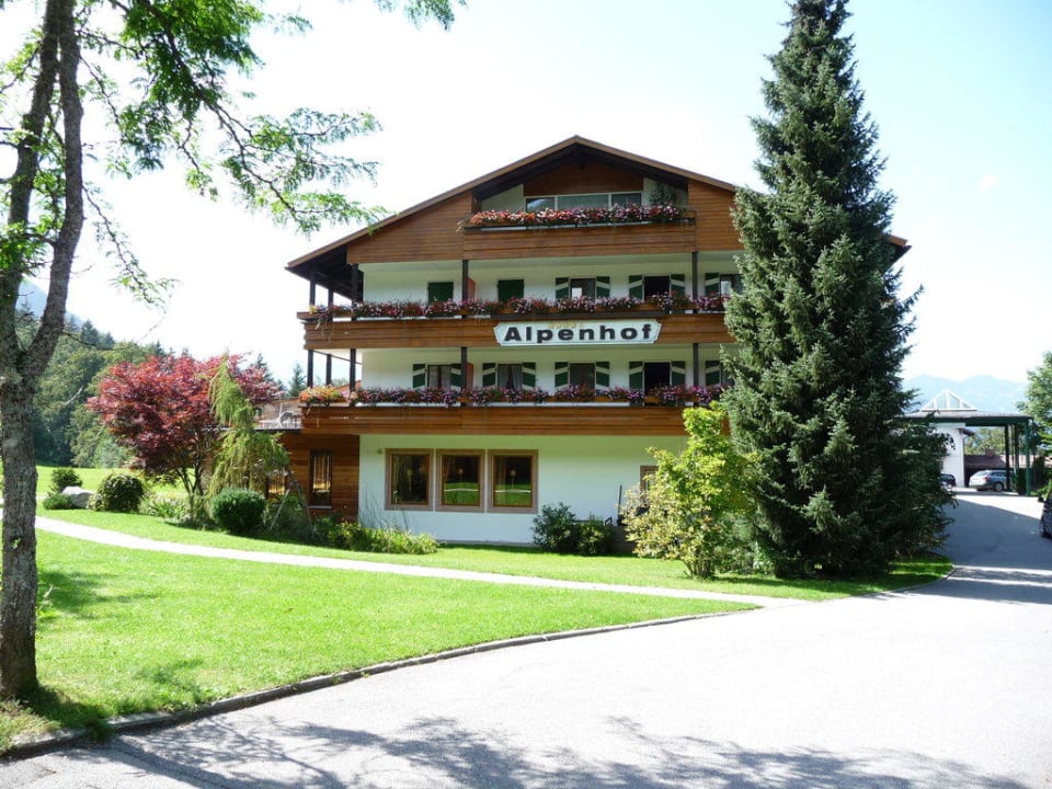 Vorderansicht Alm- & Wellnesshotel Alpenhof