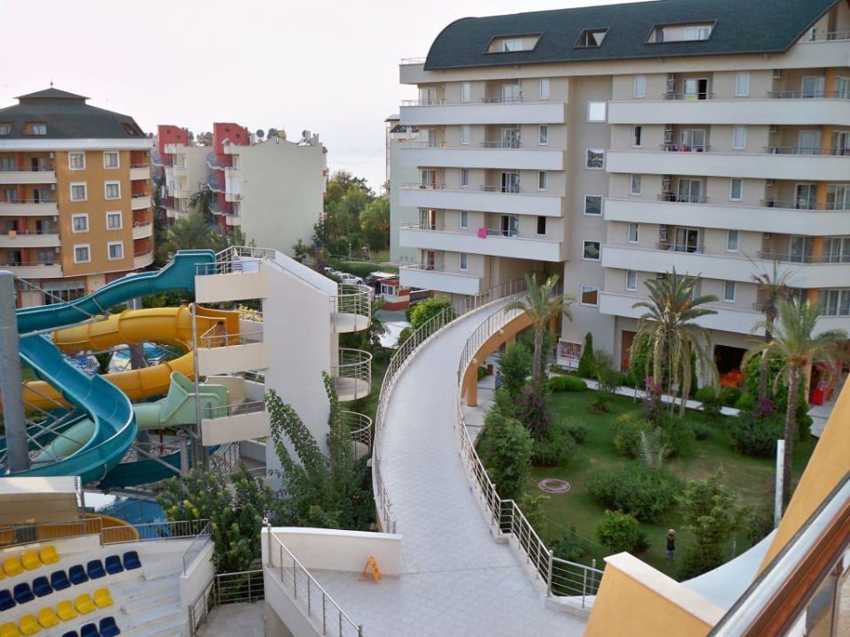 Verbindungsbrücke und Rutschen Alaiye Resort & Spa