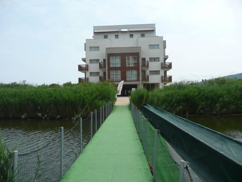 Mostek łączący dwie częsci hotelu Sol Luna Bay