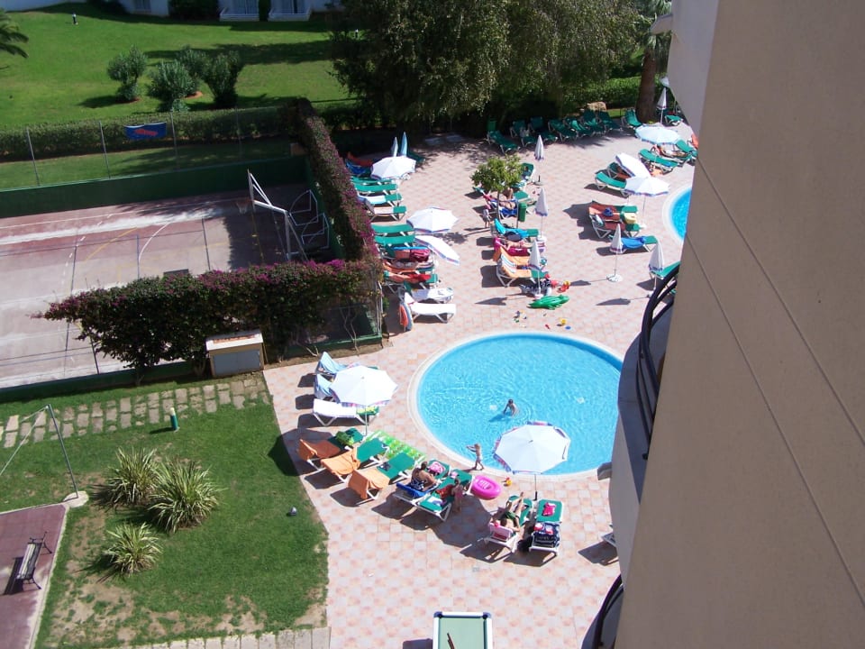 Blick vom Balkon auf den Pool allsun App.-Hotel Orient Beach