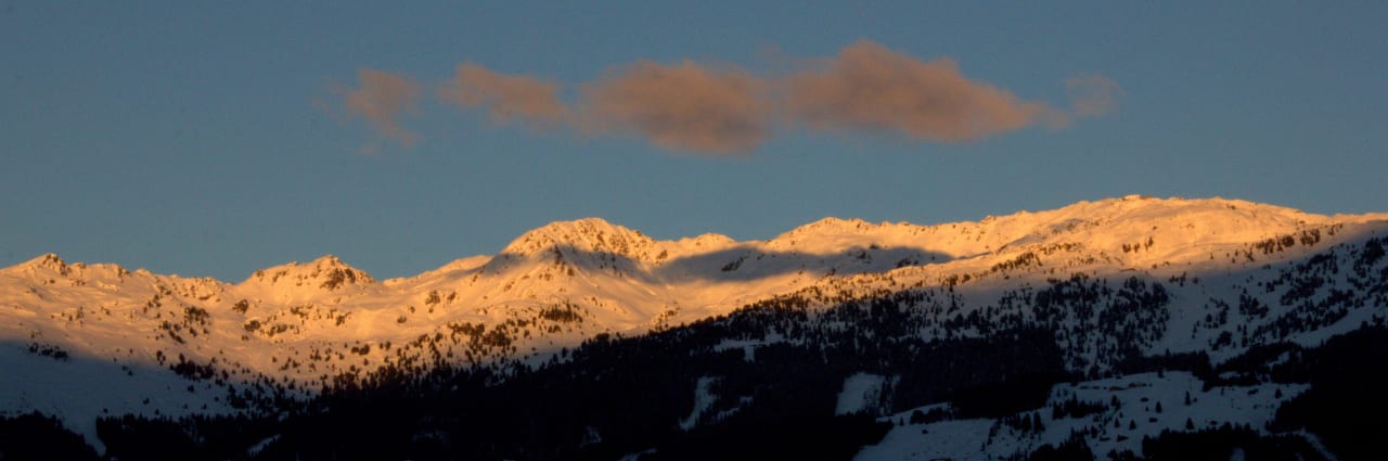 Uitzicht op de bergen tegenover bij zonsondergang Breierhof