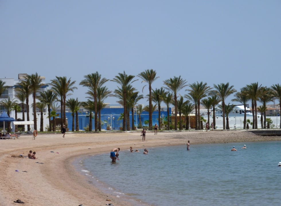 Blick beim Strand nach links The Grand Hotel Hurghada