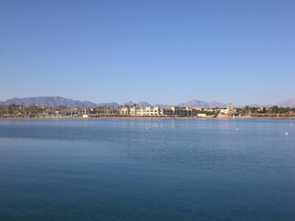 Blick aus der Bucht auf den Club Cleopatra Luxury Resort Makadi Bay
