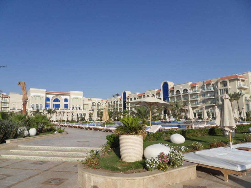 Weg zum Hauptpool Premier Le Reve Hotel & Spa