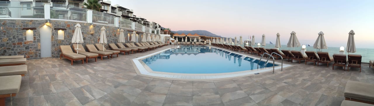 Panoramablick über den neuen Pool Alexander Beach Hotel & Village Resort
