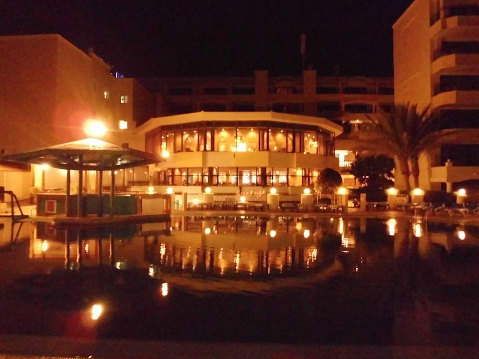 Blick auf die Restaurants bei Nacht SUNRISE Holidays Resort (Adults Only)