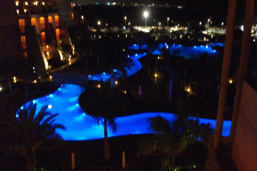 Pool bei Nacht Lopesan Baobab Resort