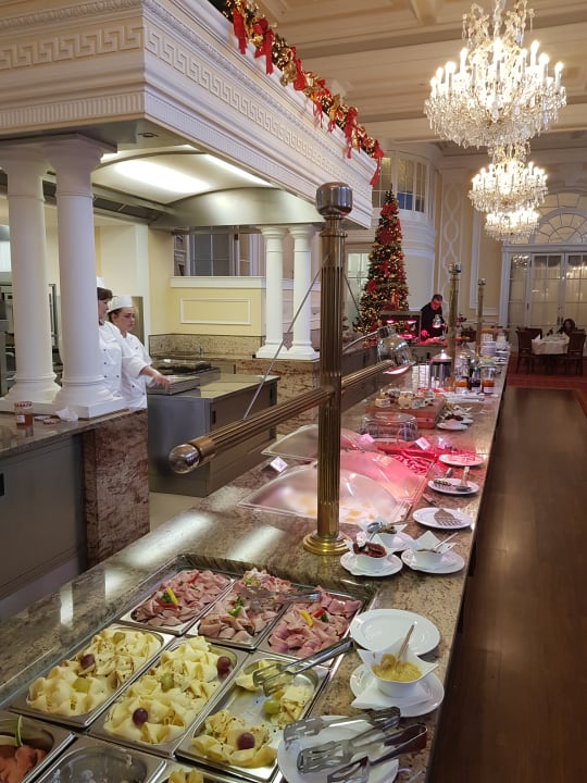 Sehr große und leckere Auswahl am Frühstücks Büffet.  Hotel Imperial