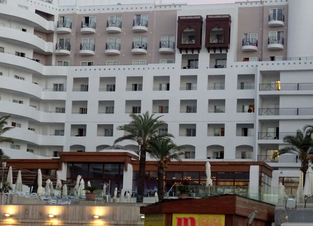 Von der Poolanlage aus fotografiert db San Antonio Hotel + Spa