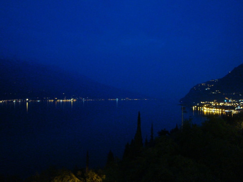 Ausblick von unserer Dachterrasse bei Nacht Centro Vacanze La Limonaia