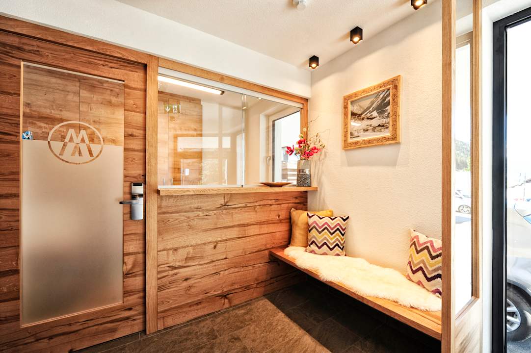 Lobby Amaris Apartments