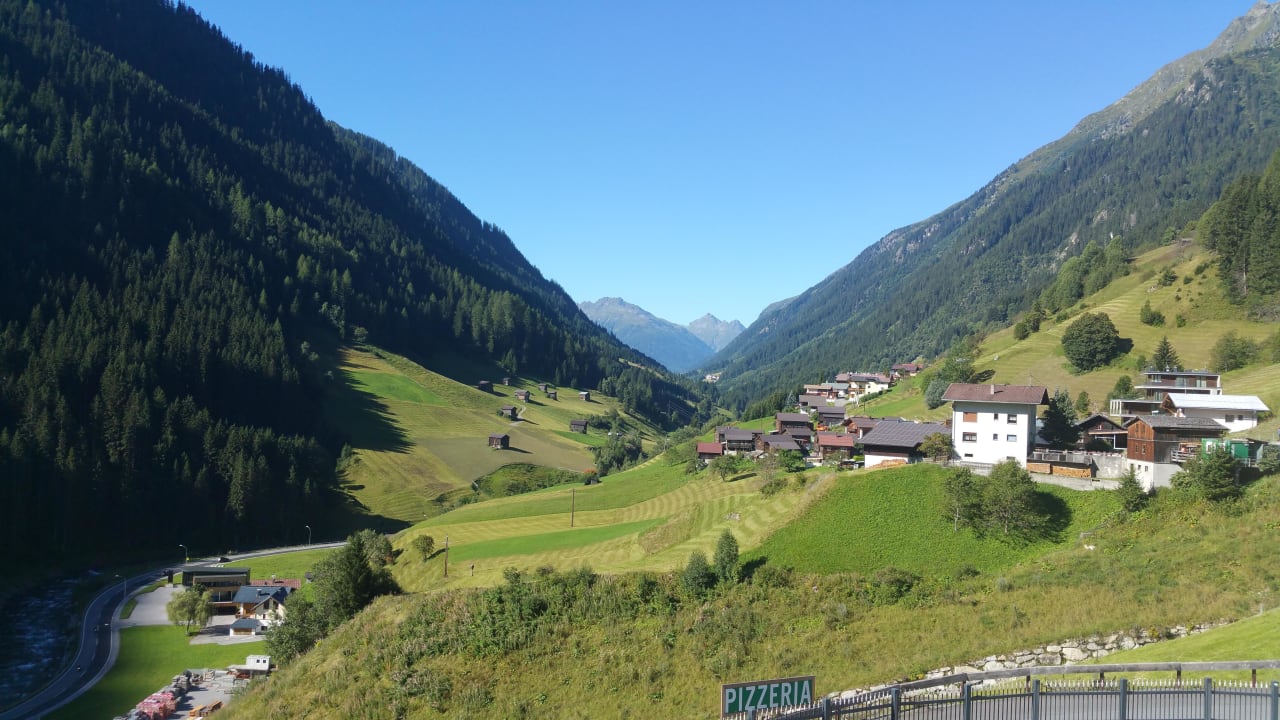 Ausblick Richtung Ischgl & Galtür Hotel Edelweiss Schlössl