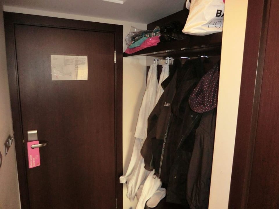 Zweckmäßige Garderobe mit vier Haken Arum Barut Collection