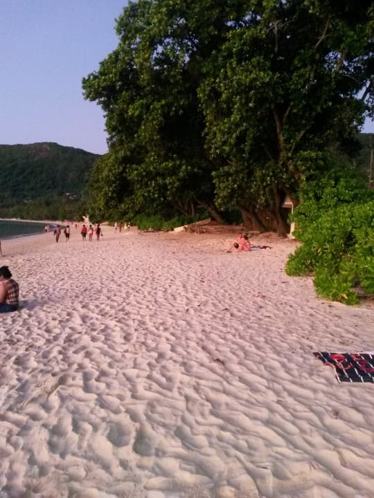 Strand in der Abendsonne Berjaya Beau Vallon Bay Resort & Casino