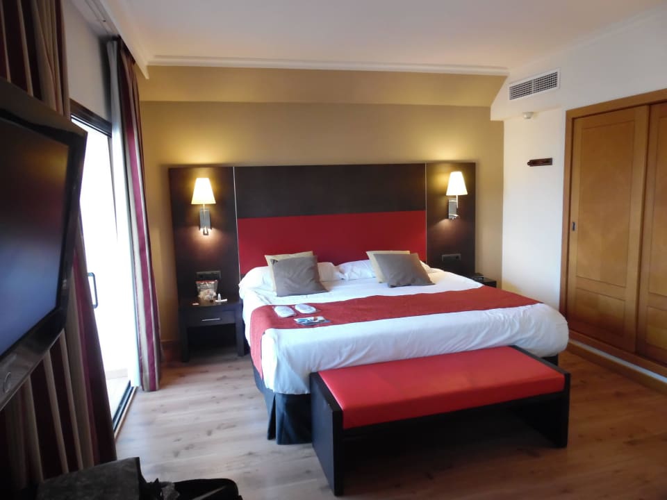 Breites Bett mit Ausgang zum 2. Balkon mit 2 Liege AluaSoul Palma