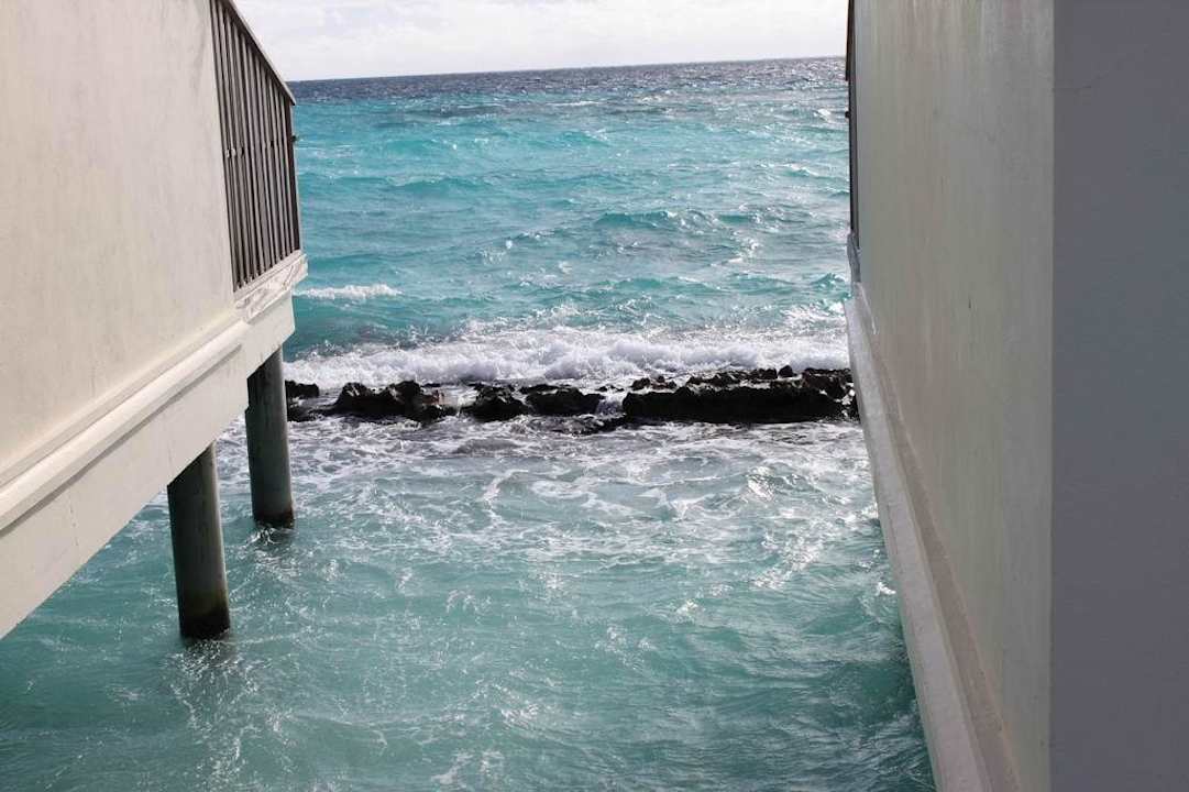 Steinbarrieren vor den Wasserbungalows NH Collection Maldives Reethi Resort