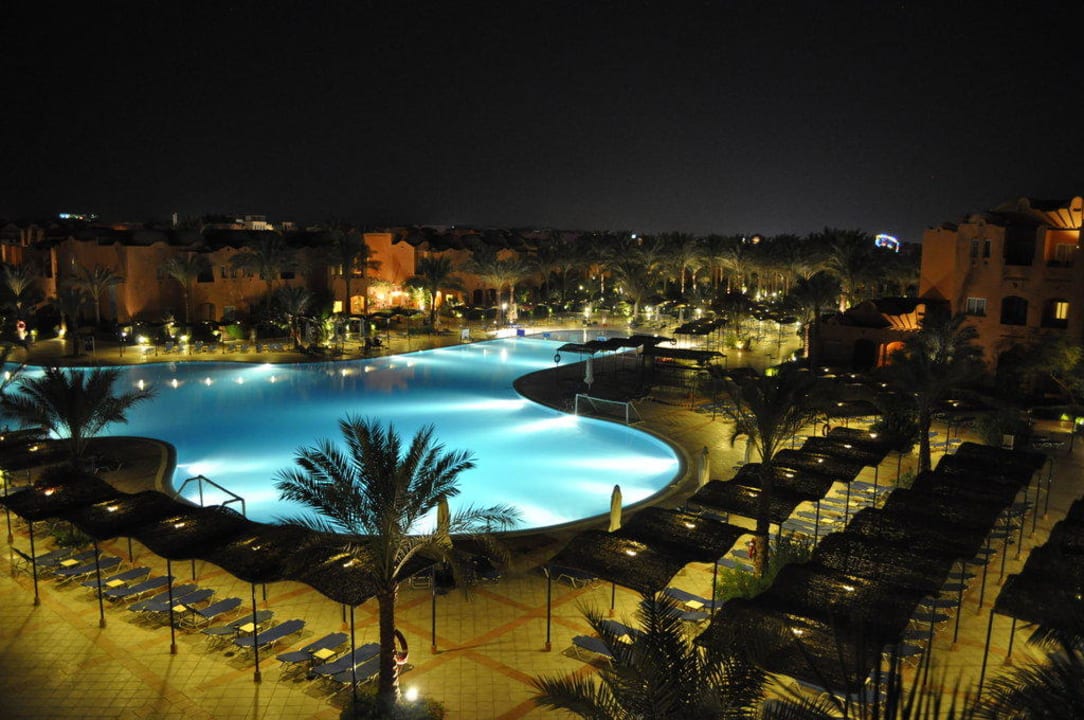 Pool bei Nacht mit Beleuchtung Jaz Makadi Oasis Resort