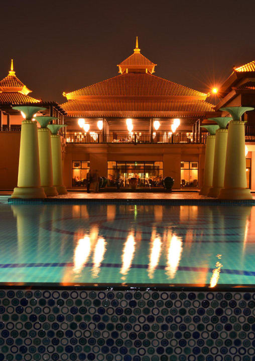 На территории отеля Anantara The Palm Dubai Resort
