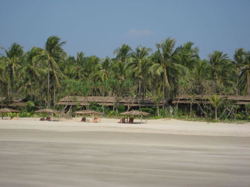 Blick vom Strand auf die Bungalows Hotel Palm Beach Resort
