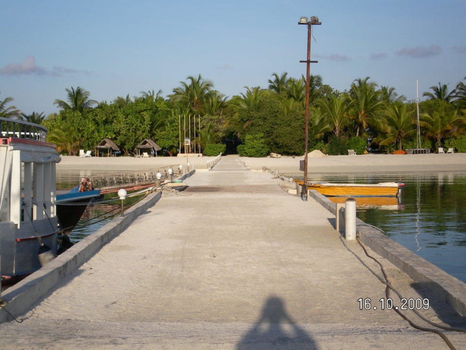 Vom Steg aus sieht man die Insel Summer Island Maldives