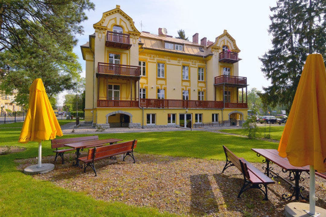 Widok z ogrodu Hotel Bella