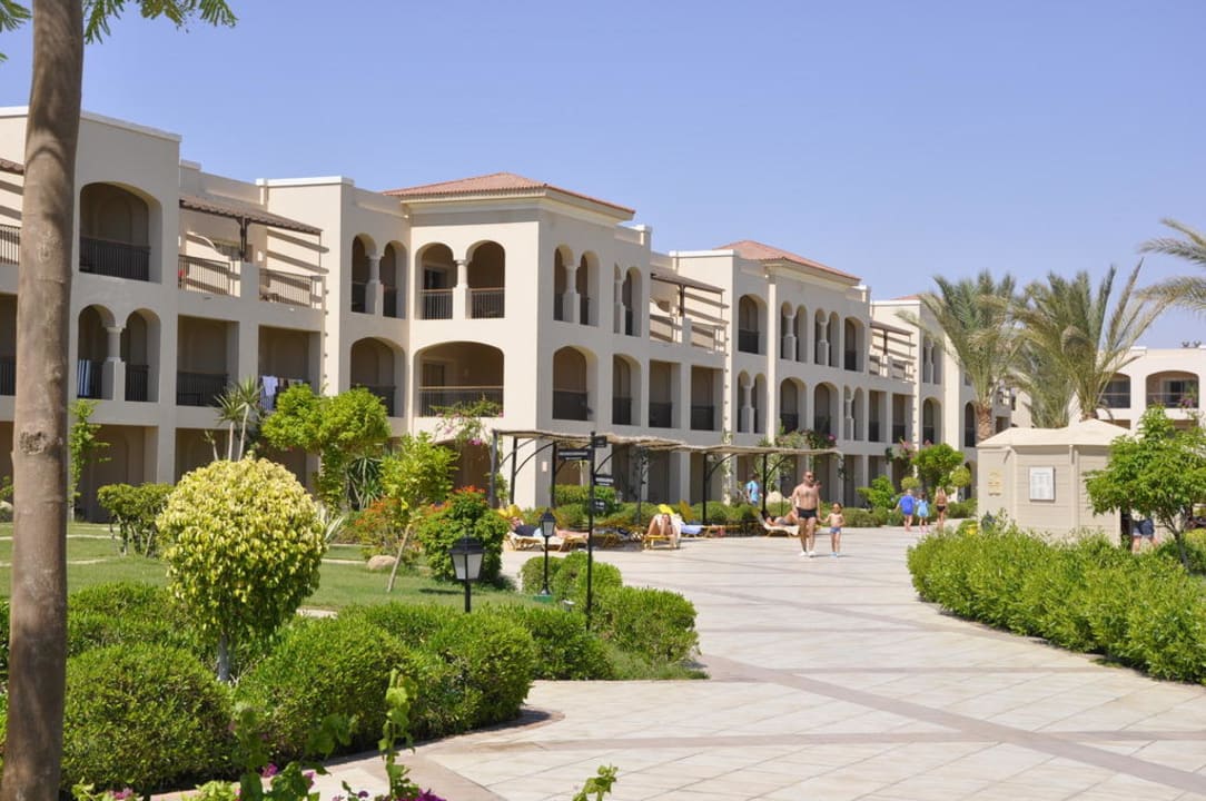 Alejka spacerowa.  Widok od strony zjeżdżalni. Jaz Mirabel Park & Club