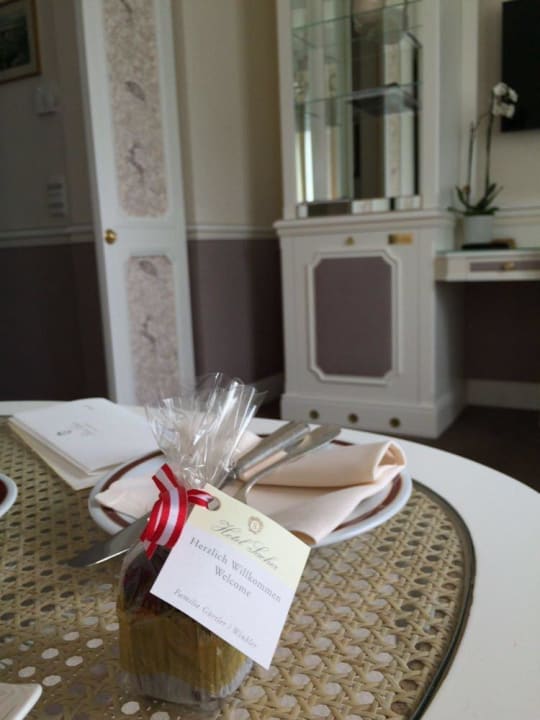 Blick vom Bett ins Zimmer Hotel Sacher