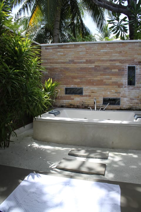 Lagoon Villa, Open-Air-Badezimmer mit Jacuzzi Lily Beach Resort & Spa