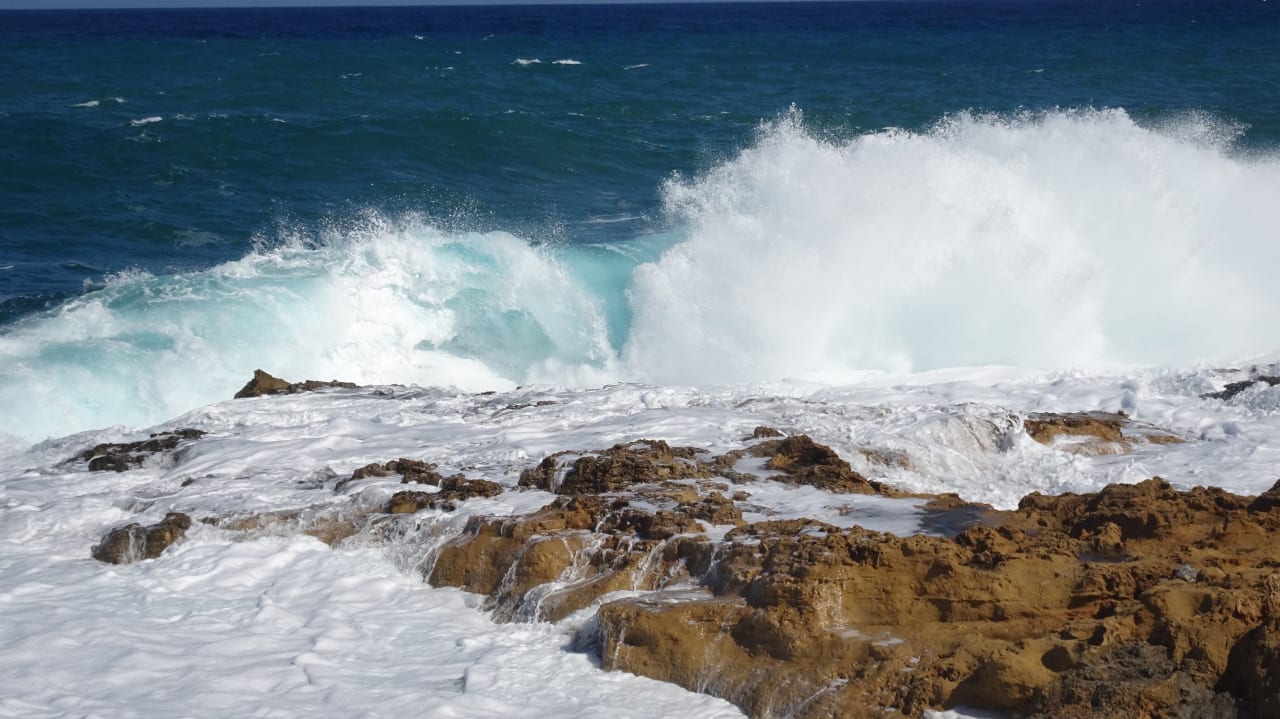 Stürmisches Meer Maritimo Beach Hotel