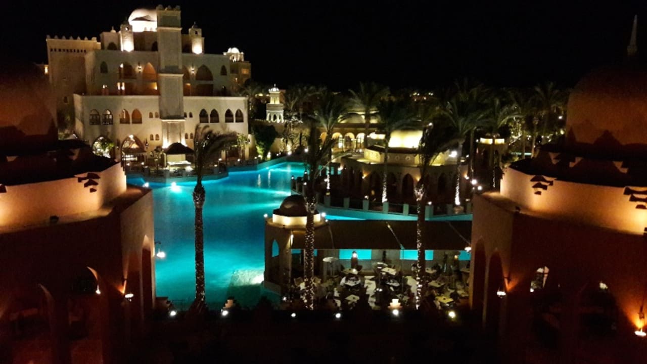 Ein Teil des Poolbereichs vom „Makadi Palace“. Im Vordergrun Makadi Palace