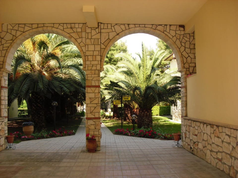 Durchgang zum Haupthaus und Restaurant Hotel Portes Beach