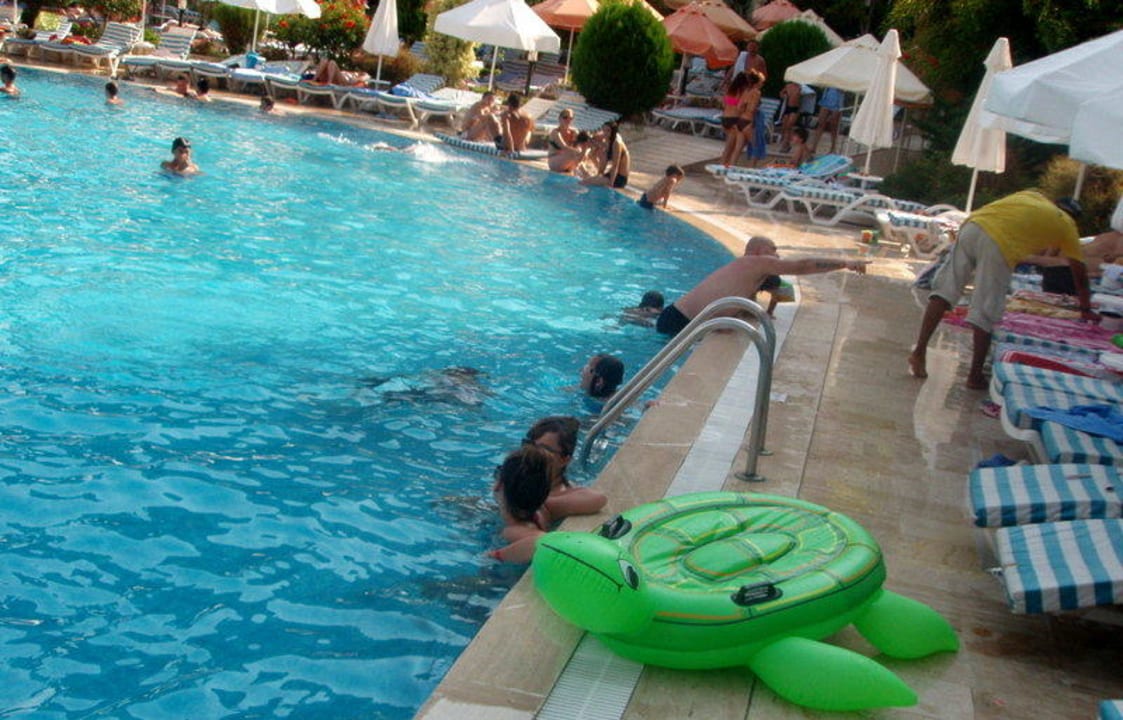 Бассейн Saphir Hotel & Villas