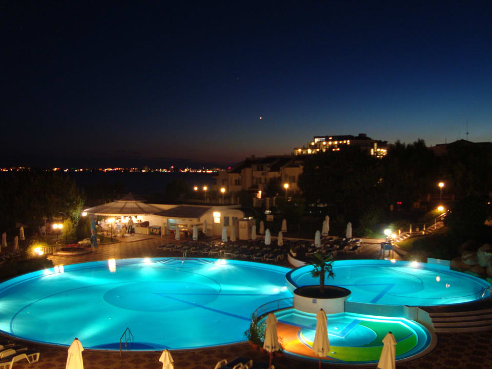 Blick auf beleuchtete Poolanlage Hotel Sineva Beach