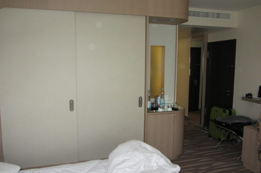 Schrank & Kaffee-/Tee-Zubereitung Hilton Frankfurt Airport