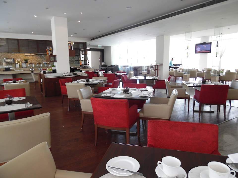 Restaurant Four Points Hotel by Sheraton New Delhi Airport Highway
