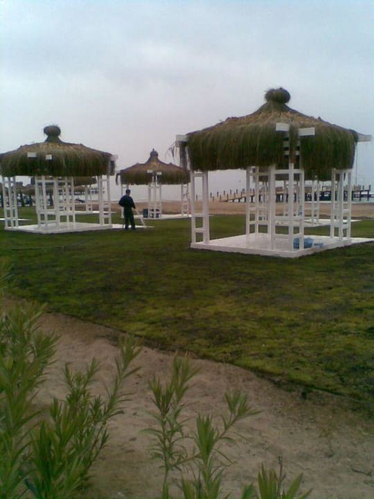 Neue Hütten mit Rasen am Strand Voyage Belek Golf & Spa