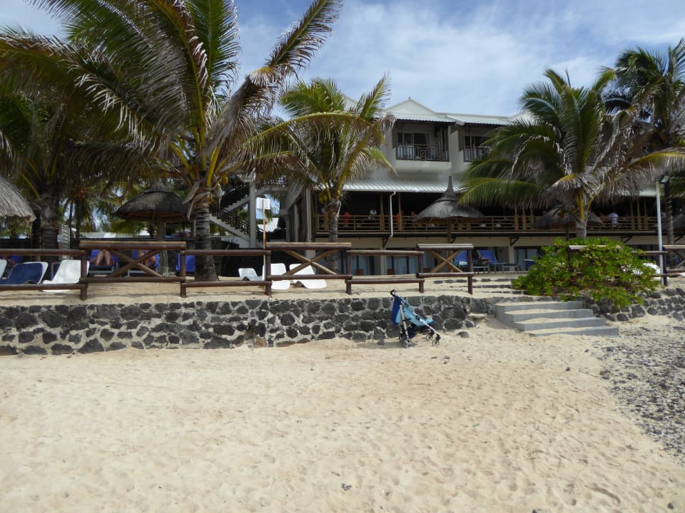 Blick vom Wasser aufs Hotel Le Peninsula Bay Beach Resort & Spa