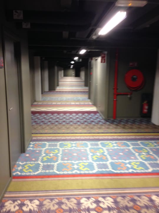 Flur zum Zimmer MEININGER Hotel Bruxelles City Center