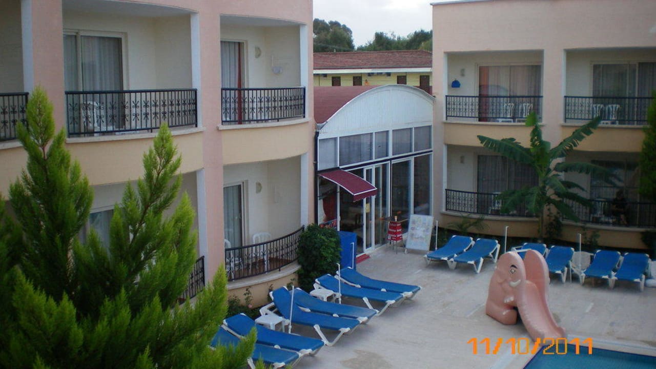 Eingang Poolbereich Sayanora Hotel