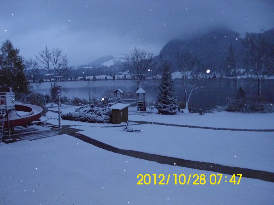 Der weitläufige Garten bei Schnee Hotel Bellevue am See
