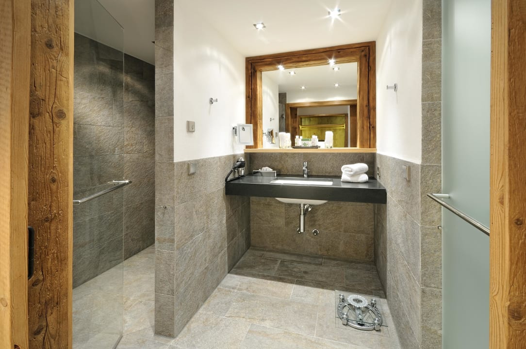 Suite "Sonnenröschen" Badezimmer (Beispiel) Hotel Quellenhof Leutasch, Tirol