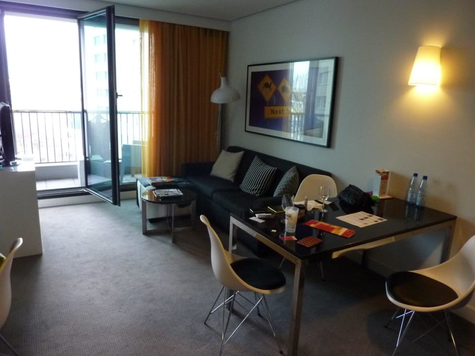 Apartment 611 Wohnzimmer, mit kl. Balkon Adina Apartment Hotel Berlin Hackescher Markt