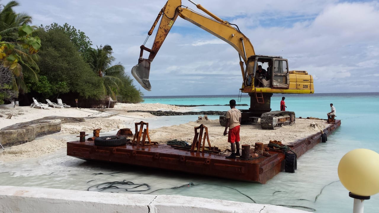 Arbeiten am Strand Thulhagiri Island Resort