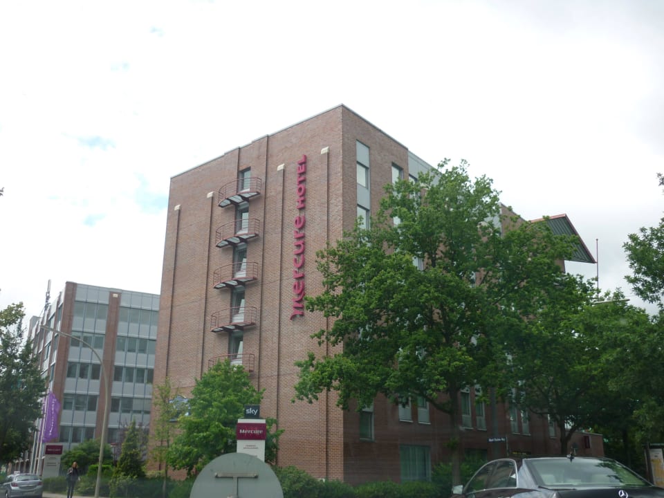 "Hotel von der Straßenseit..." Mercure Hotel Hamburg am Volkspark (Hamburg) • HolidayCheck