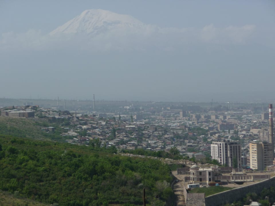 Blick auf Stadt und Ararat Hotel Regineh Yerevan